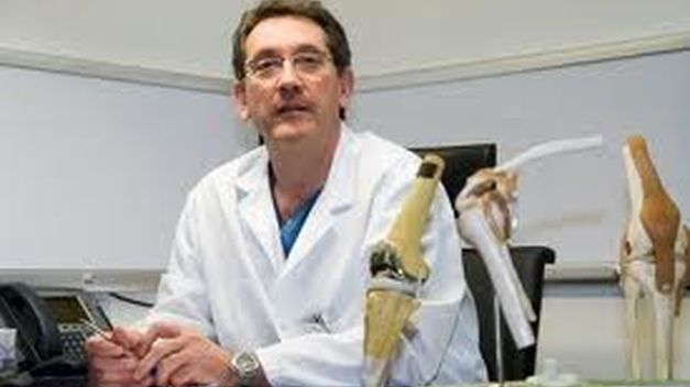 El doctor Mikel Sánchez tiene que salvar las rodillas de Rafa Nadal